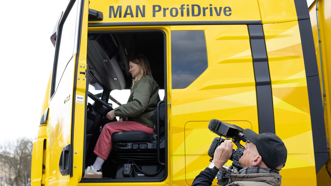 Jana Forkel sitzt im gelben MAN TGX von MAN ProfiDrive und wird gefilmt.